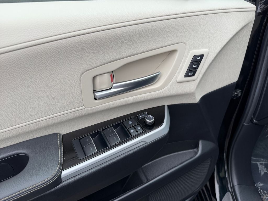 2025 Toyota Sienna Platinum 7 Passenger