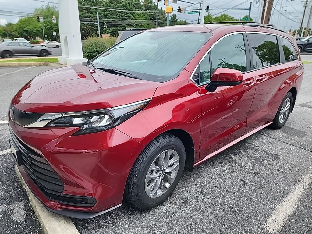 2025 Toyota Sienna LE 8 Passenger