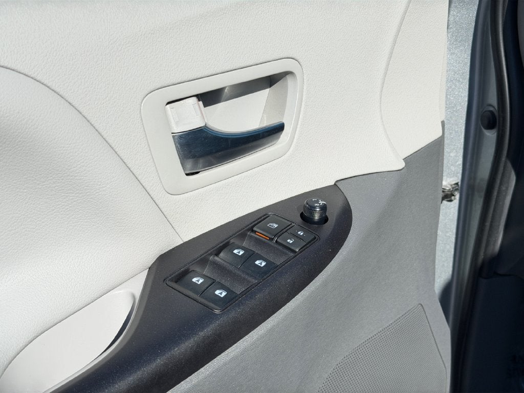 2020 Toyota Sienna LE 7 Passenger