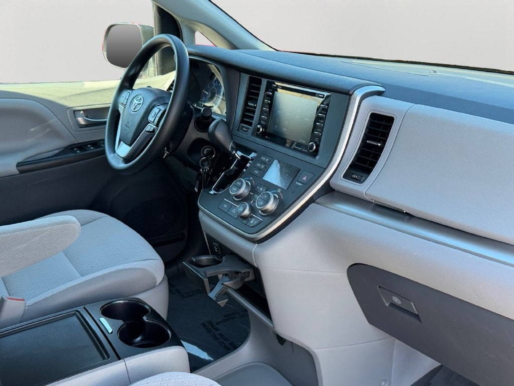 2020 Toyota Sienna LE 7 Passenger