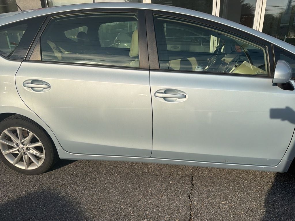 2014 Toyota Prius v Five