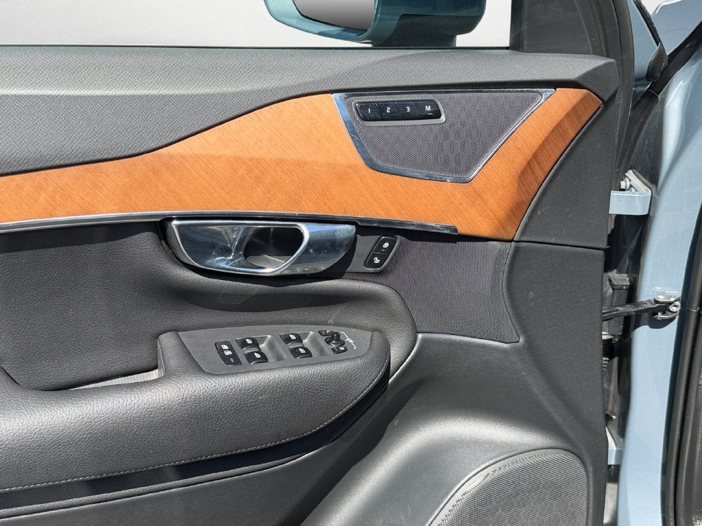 2022 Volvo XC90 T6 Momentum