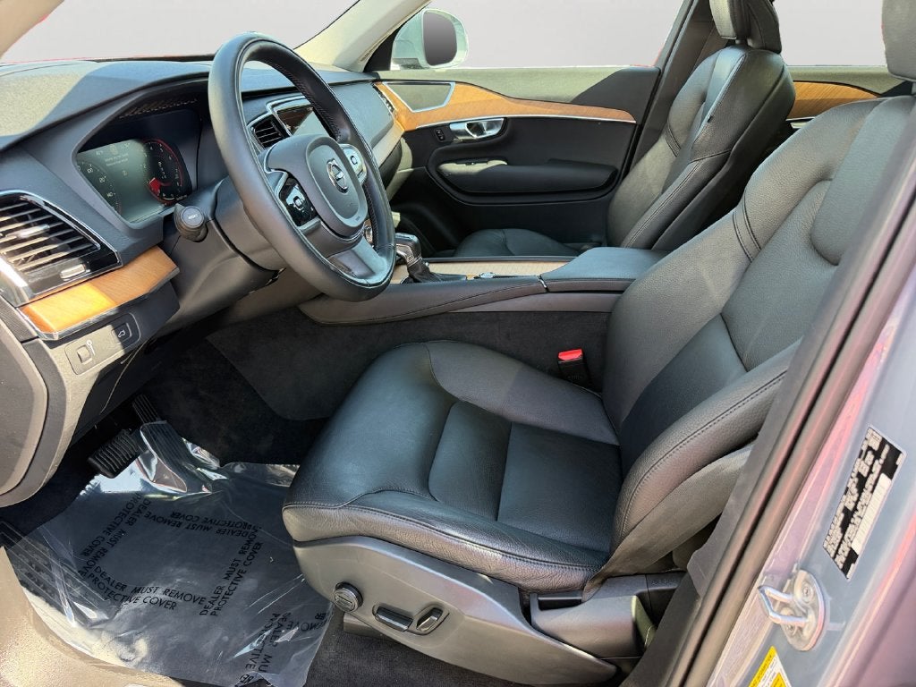 2022 Volvo XC90 T6 Momentum
