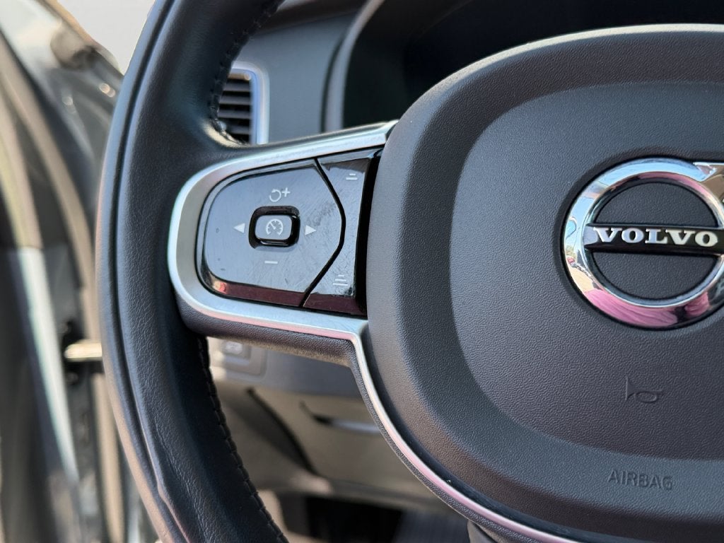 2022 Volvo XC90 T6 Momentum